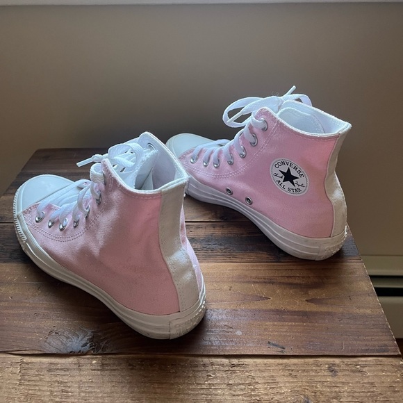 Women’s Converse Chuck Taylor Sneakers - Size 5 1/2 - Picture 5 of 7